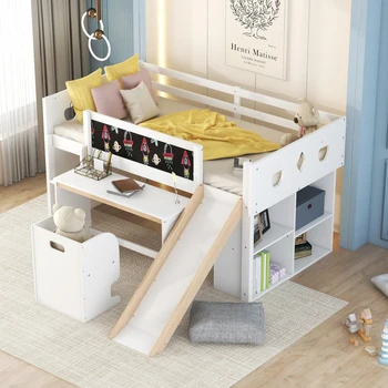 Двуспальная кровать-чердак из белого дерева с горкой, шкафчиками, классной доской, письменным столом и стулом для мебели для спальни в помещении