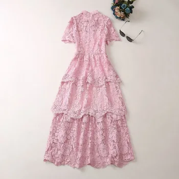 Летнее женское платье со стоячим вырезом и короткими рукавами в розовый водорастворимый цветок, связывающий пояс с платьем.