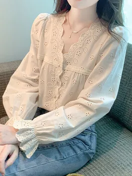 Новая осенняя блузка-рубашка с V-образным вырезом и кружевной вышивкой для женщин, универсальный топ в милом стиле с расклешенными рукавами