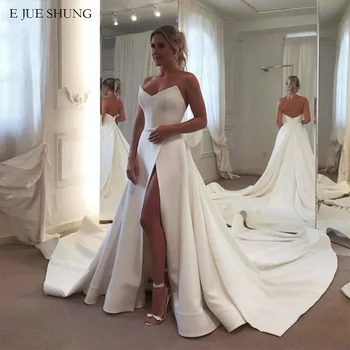 Простые свадебные платья из белого атласа с V-образным вырезом и высоким разрезом по бокам в стиле бохо